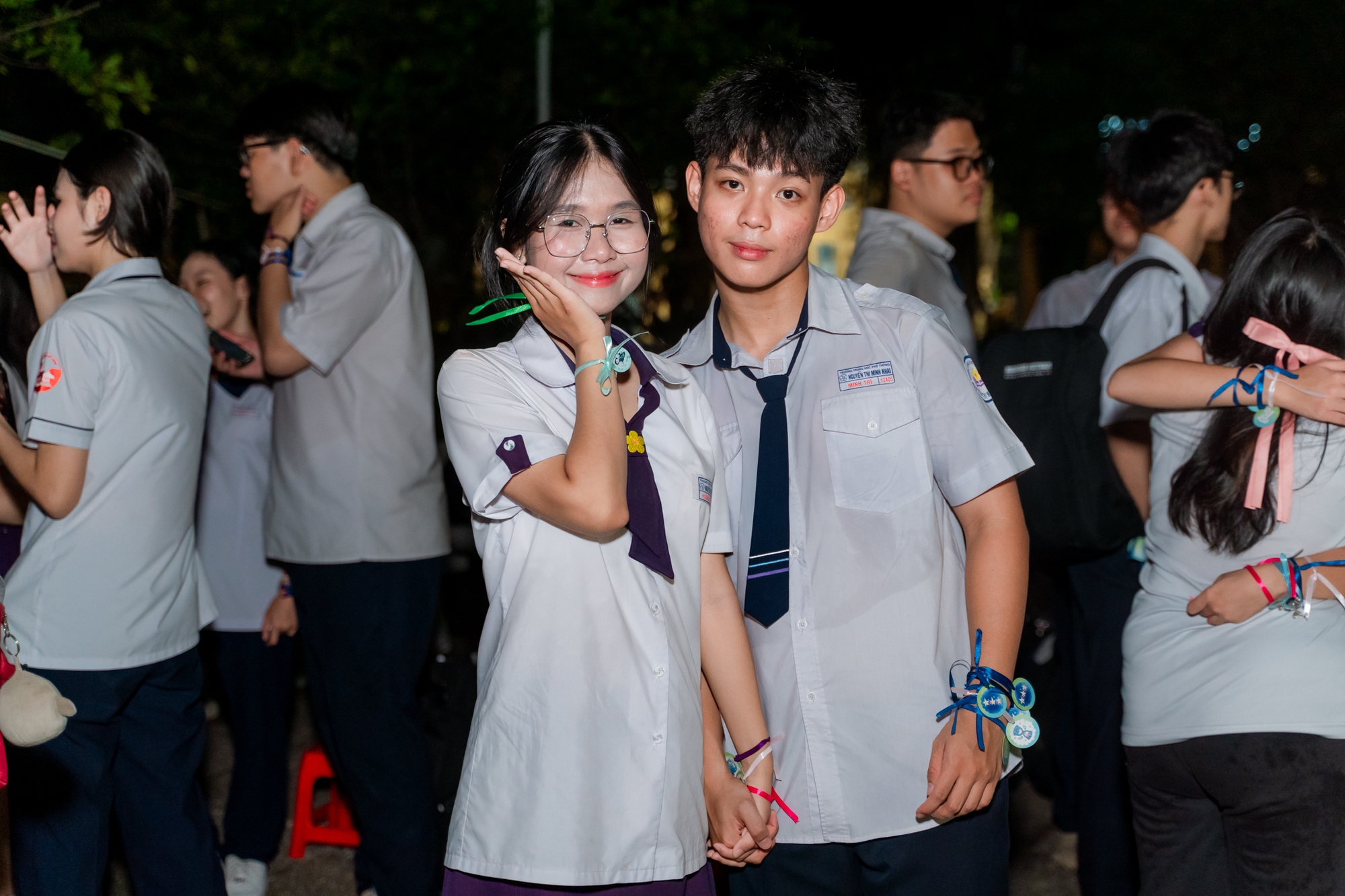 Học sinh Nguyễn Thị Minh Khai ôm nhau khóc nức nở trong lễ trưởng thành: Sau đêm nay, tất cả chỉ còn là kỷ niệm!- Ảnh 12.