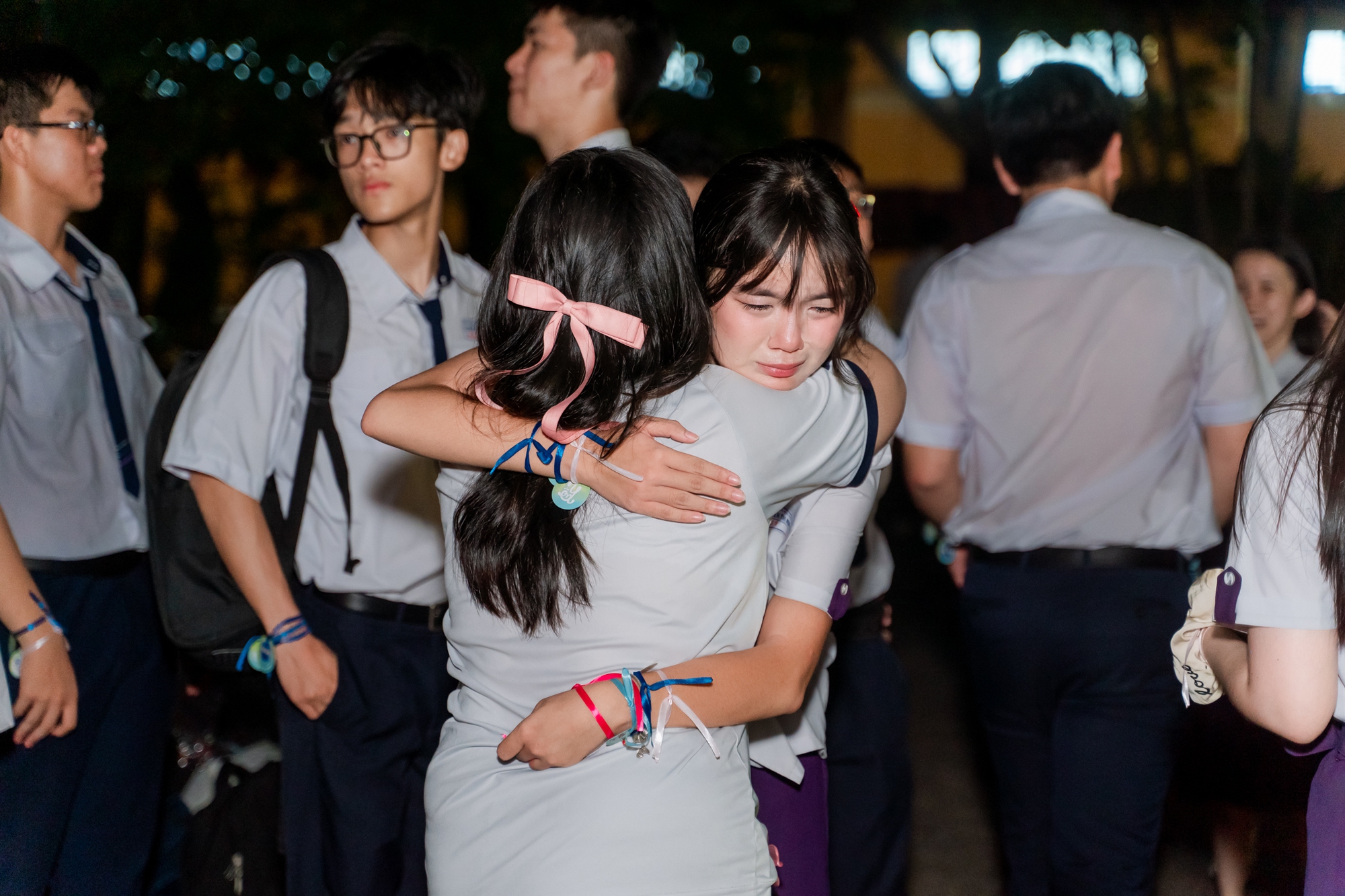 Học sinh Nguyễn Thị Minh Khai ôm nhau khóc nức nở trong lễ trưởng thành: Sau đêm nay, tất cả chỉ còn là kỷ niệm!- Ảnh 10.