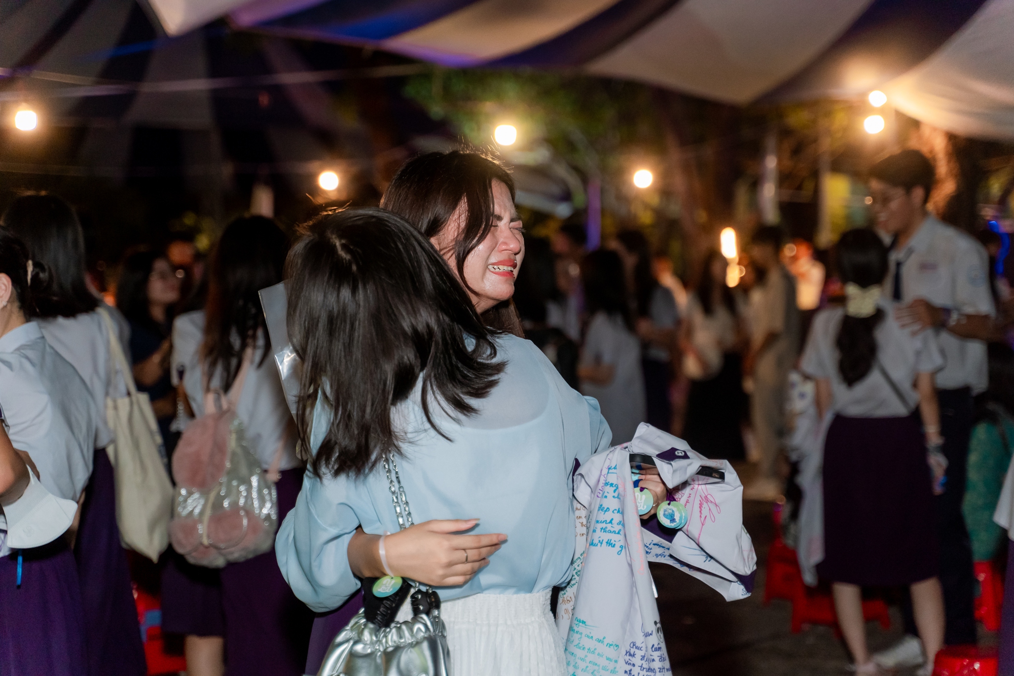 Học sinh Nguyễn Thị Minh Khai ôm nhau khóc nức nở trong lễ trưởng thành: Sau đêm nay, tất cả chỉ còn là kỷ niệm!- Ảnh 9.