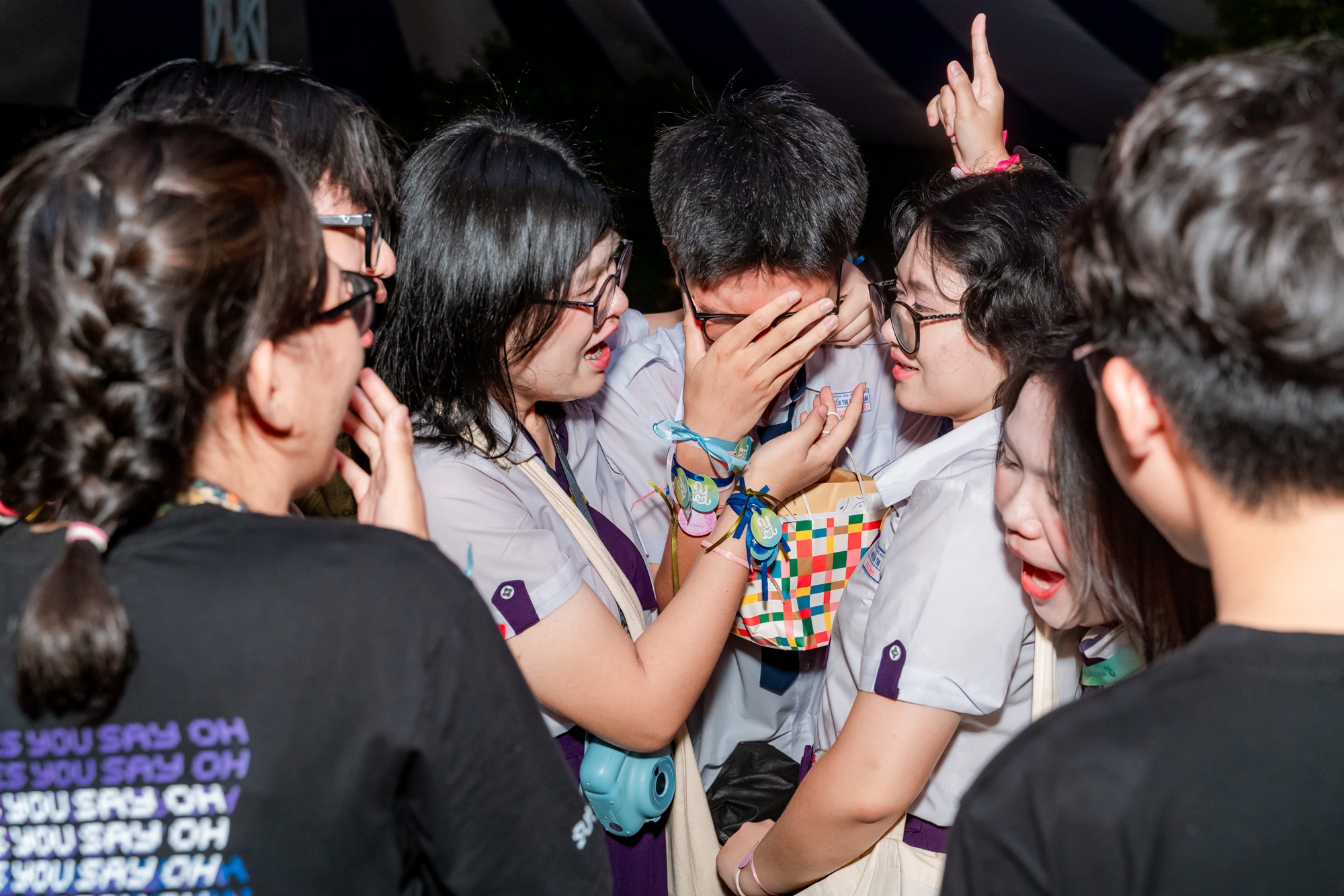 Học sinh Nguyễn Thị Minh Khai ôm nhau khóc nức nở trong lễ trưởng thành: Sau đêm nay, tất cả chỉ còn là kỷ niệm!- Ảnh 5.