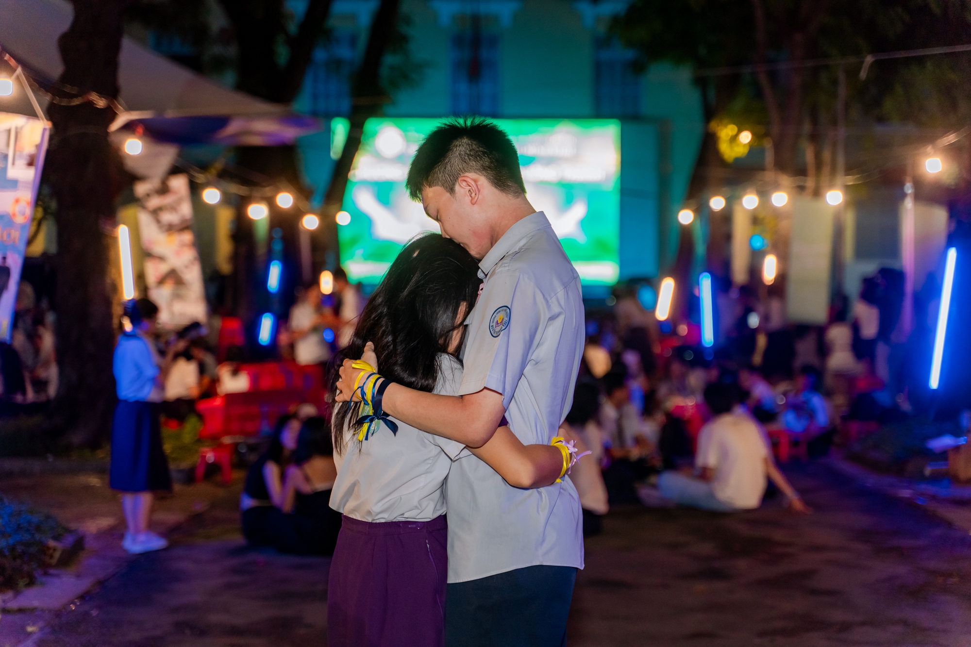 Học sinh Nguyễn Thị Minh Khai ôm nhau khóc nức nở trong lễ trưởng thành: Sau đêm nay, tất cả chỉ còn là kỷ niệm!- Ảnh 14.
