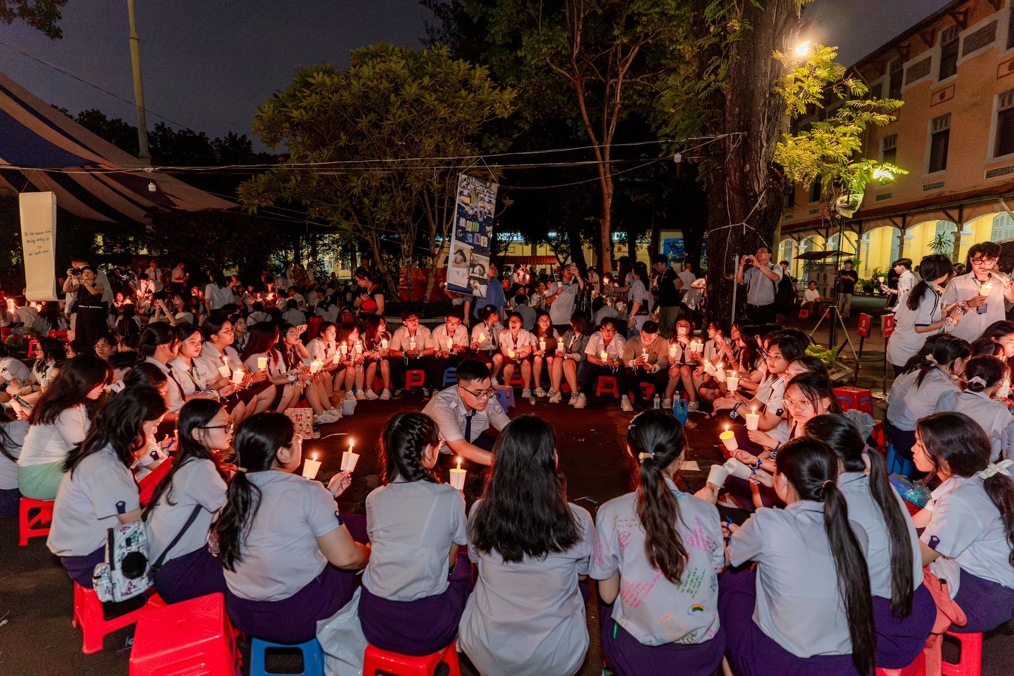 Học sinh Nguyễn Thị Minh Khai ôm nhau khóc nức nở trong lễ trưởng thành: Sau đêm nay, tất cả chỉ còn là kỷ niệm!- Ảnh 15.