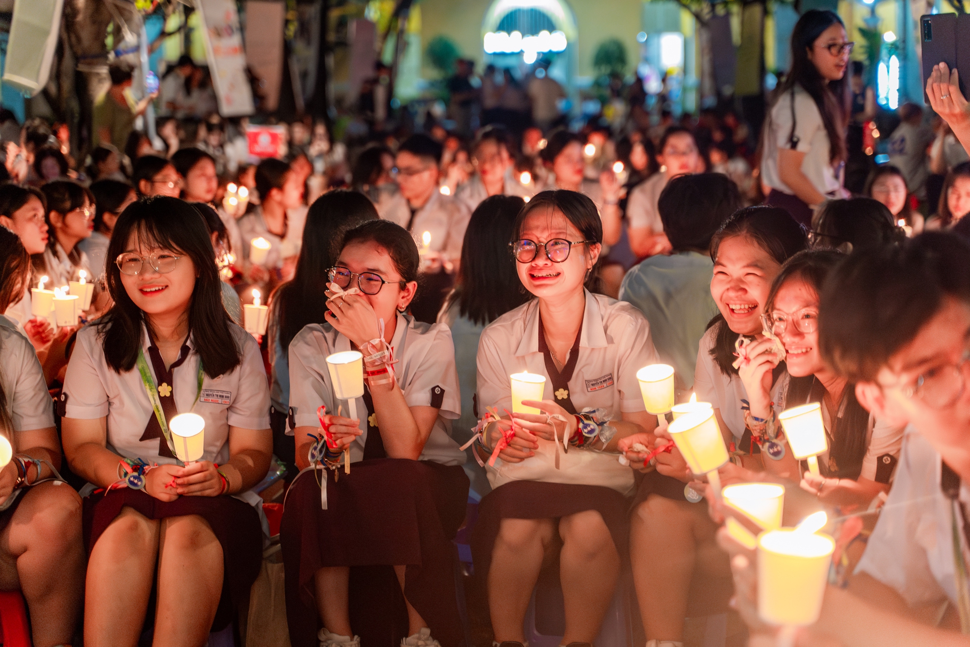 Học sinh Nguyễn Thị Minh Khai ôm nhau khóc nức nở trong lễ trưởng thành: Sau đêm nay, tất cả chỉ còn là kỷ niệm!- Ảnh 16.