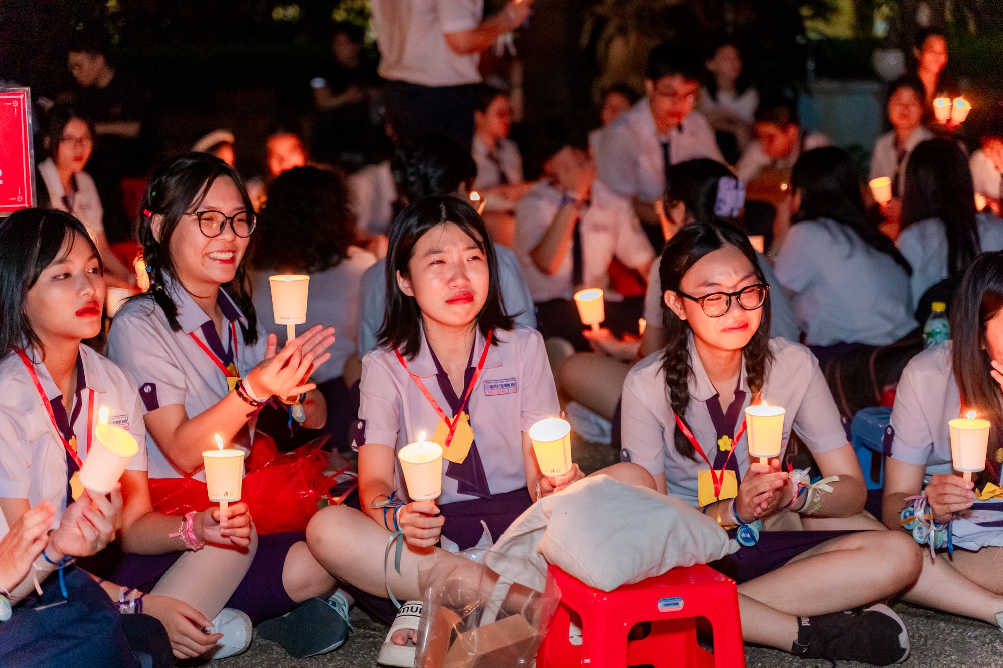 Học sinh Nguyễn Thị Minh Khai ôm nhau khóc nức nở trong lễ trưởng thành: Sau đêm nay, tất cả chỉ còn là kỷ niệm!- Ảnh 17.
