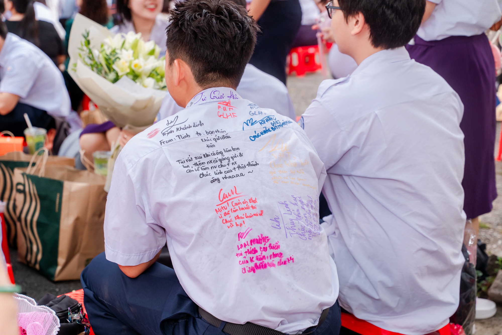 Học sinh Nguyễn Thị Minh Khai ôm nhau khóc nức nở trong lễ trưởng thành: Sau đêm nay, tất cả chỉ còn là kỷ niệm!- Ảnh 2.
