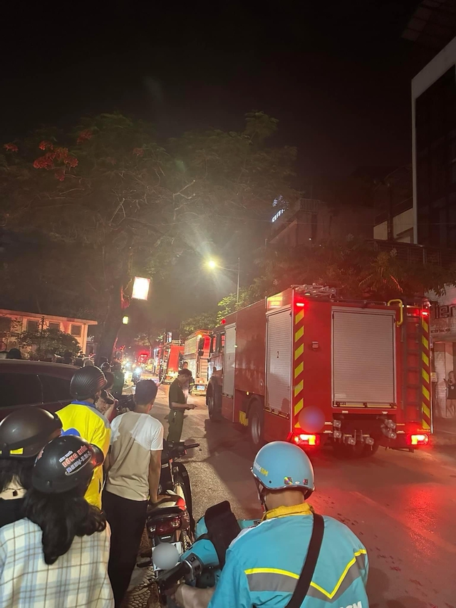 Hiện trường vụ cháy nhà trọ 5 tầng ở Trung Kính khiến 14 người tử vong- Ảnh 3.