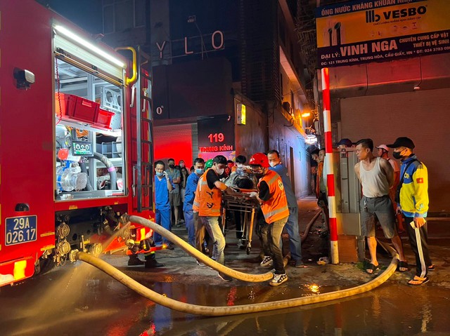 Hiện trường vụ cháy nhà trọ 5 tầng ở Trung Kính khiến 14 người tử vong- Ảnh 5.