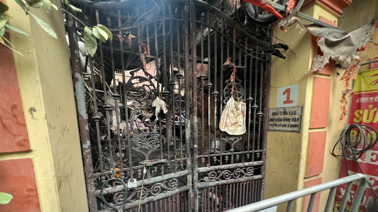 Thứ trưởng Bộ Công an Trần Quốc Tỏ tới hiện trường vụ cháy nhà trọ 14 người chết ở Hà Nội- Ảnh 1.