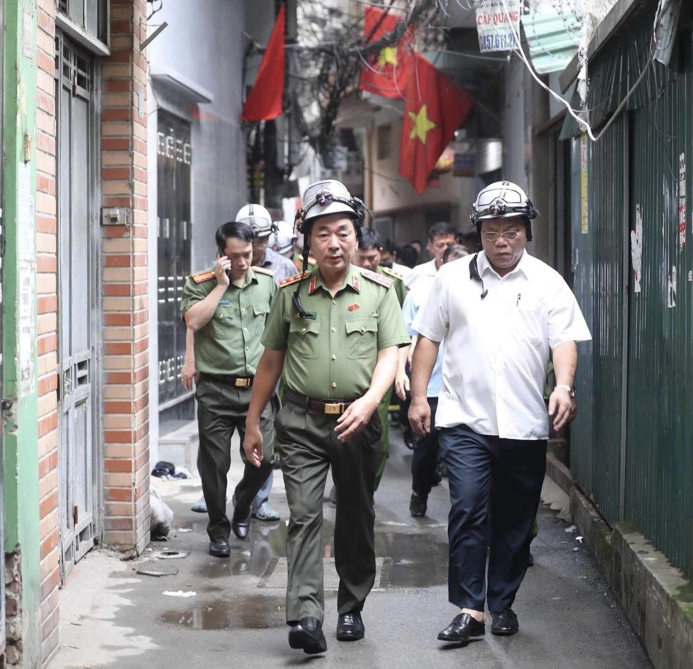 Thứ trưởng Bộ Công an Trần Quốc Tỏ tới hiện trường vụ cháy nhà trọ 14 người chết ở Hà Nội- Ảnh 6.