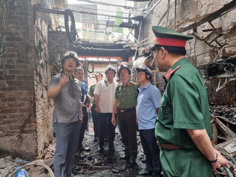 Thứ trưởng Bộ Công an Trần Quốc Tỏ tới hiện trường vụ cháy nhà trọ 14 người chết ở Hà Nội- Ảnh 8.