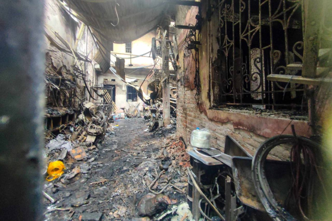Khung cảnh ngôi nhà chất đầy xe đạp điện, thiết bị sửa chữa trước khi xảy ra vụ cháy khiến 14 người tử vong ở Trung Kính- Ảnh 1.