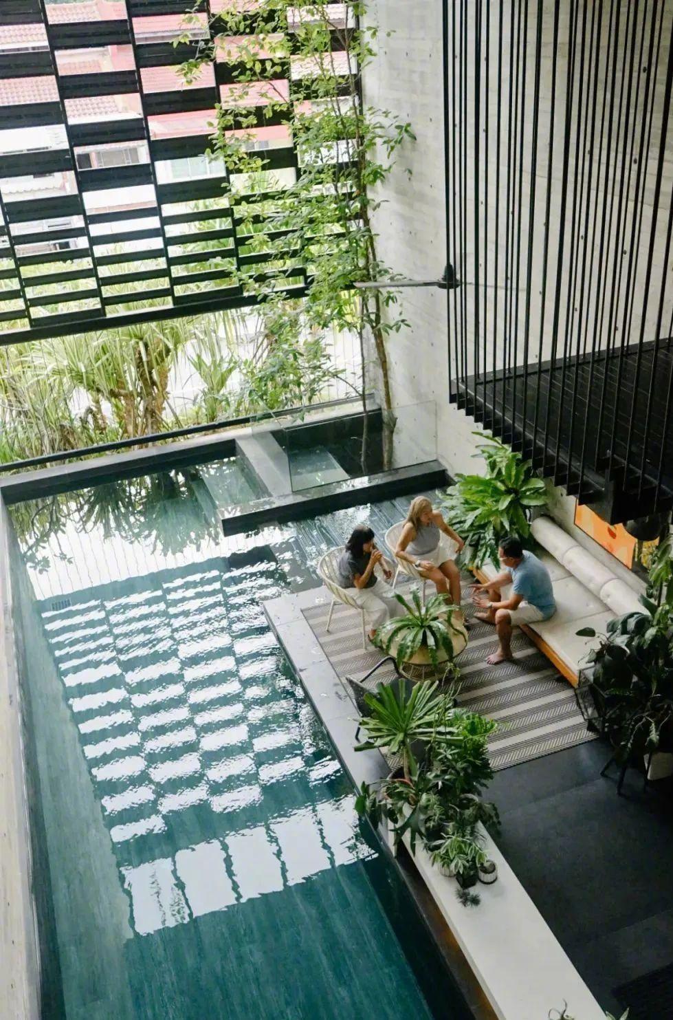 Cặp vợ chồng xây nhà có thiết kế bể bơi treo siêu độc đáo, giành giải thưởng căn nhà của năm