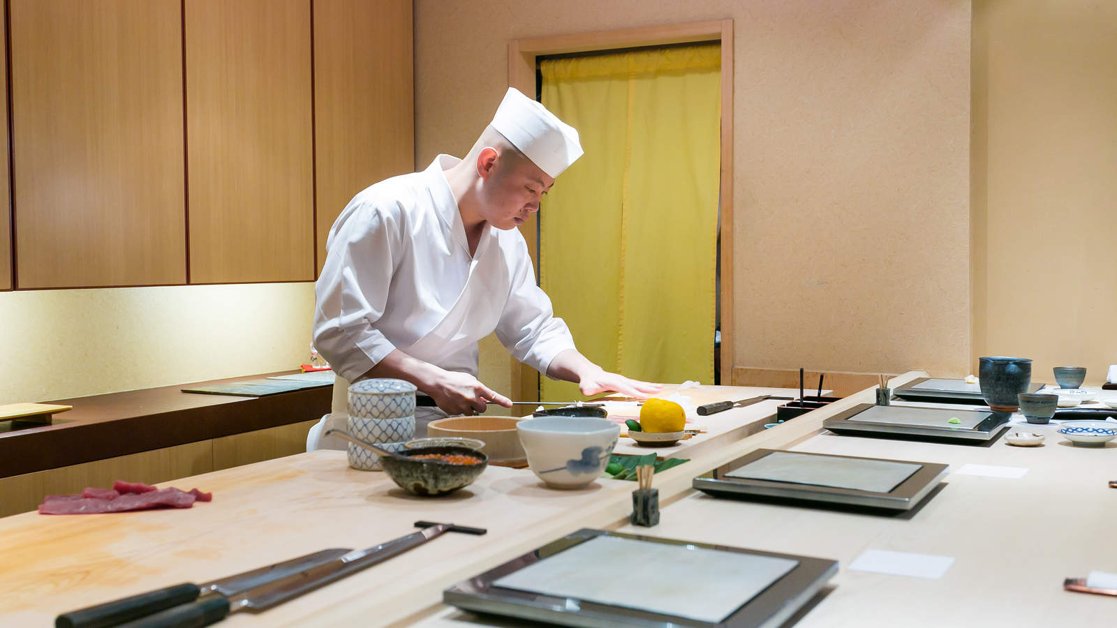 Hộp cơm omakase giá gần 2 triệu được ship tận nhà khiến dân mạng 