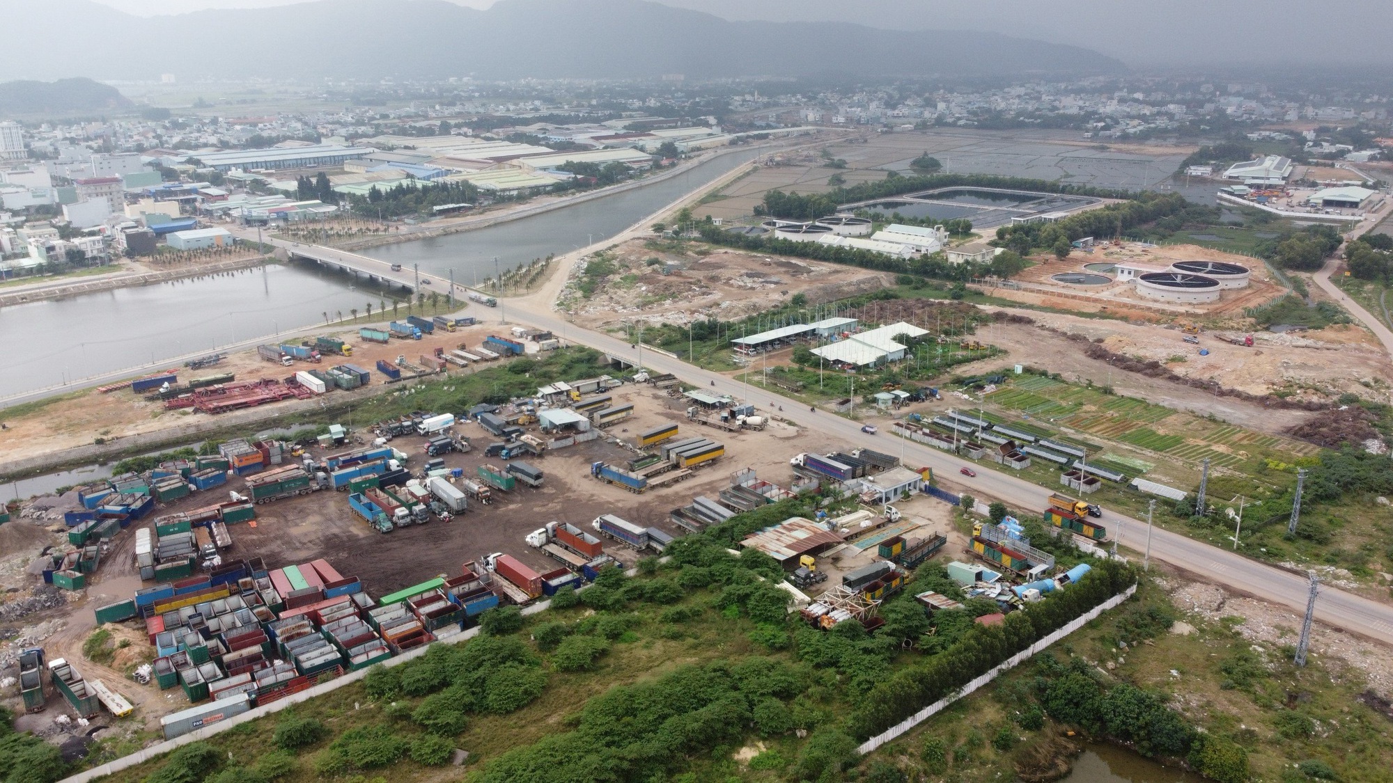Công an vào cuộc vụ 2 khu “đất vàng” ở Quy Nhơn bị chiếm dụng làm bãi đậu xe- Ảnh 1.
