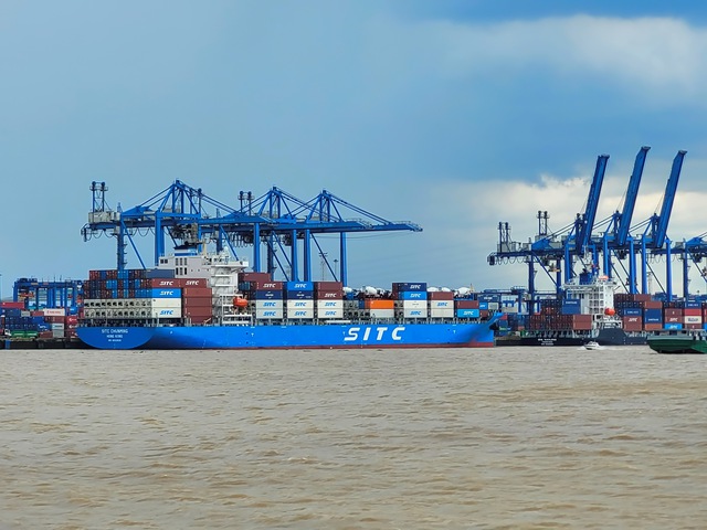 Xuất khẩu hàng hóa qua cảng ở TP HCMẢnh: TẤN THẠNH