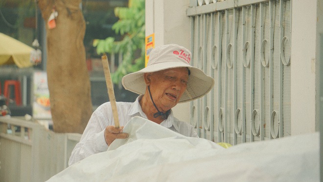 Cụ ông gần 90 tuổi đội mưa bán sách cũ ở vỉa hè Sài Gòn: Lần nào thấy người trẻ đến mua sách là tôi vui lắm- Ảnh 6.