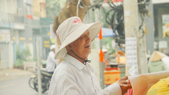 Cụ ông gần 90 tuổi đội mưa bán sách cũ ở vỉa hè Sài Gòn: Lần nào thấy người trẻ đến mua sách là tôi vui lắm- Ảnh 1.