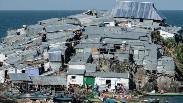 Bức tranh gây sốc về hòn đảo đông đúc nhất thế giới: Hơn 500 người sống trong diện tích nhỏ hơn sân bóng, chỉ có 1 nhà vệ sinh công cộng- Ảnh 3.