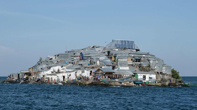Bức tranh gây sốc về hòn đảo đông đúc nhất thế giới: Hơn 500 người sống trong diện tích nhỏ hơn sân bóng, chỉ có 1 nhà vệ sinh công cộng- Ảnh 2.