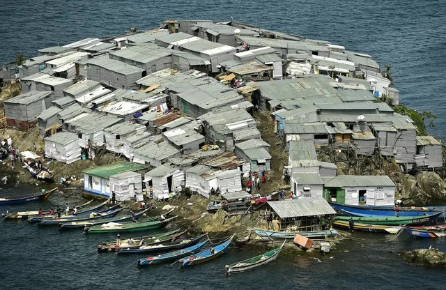 Bức tranh gây sốc về hòn đảo đông đúc nhất thế giới: Hơn 500 người sống trong diện tích nhỏ hơn sân bóng, chỉ có 1 nhà vệ sinh công cộng- Ảnh 1.