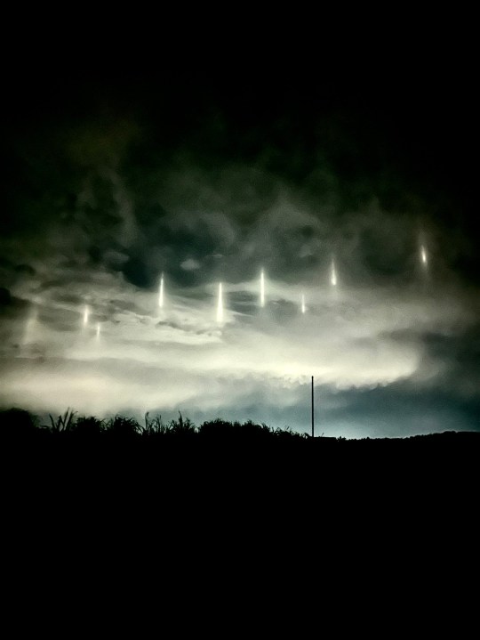 9 cột sáng trên bầu trời Nhật Bản được đồn đoán là dấu hiệu của người ngoài hành tinh: Sự thật khiến nhiều người 