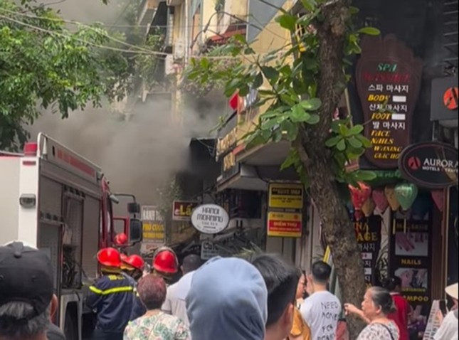 Hà Nội: Cháy nhà trên phố Hàng Hành, khói đen cuồn cuộn- Ảnh 1.