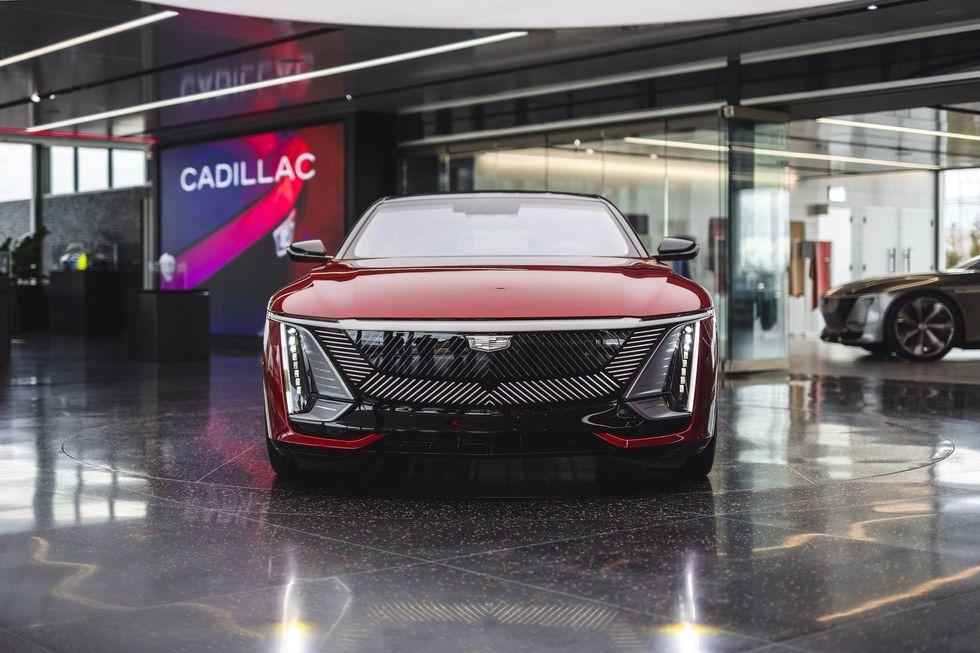 Đây là cách Cadillac khiến khách hàng có cảm giác như đang mua Rolls-Royce: Tuỳ biến mọi thứ, theo dõi cả quy trình làm xe- Ảnh 1.