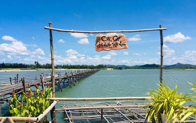 Cây cầu gỗ vượt sông dài nhất Việt Nam: Đi mãi không thấy bờ, ai cứng tay lái lắm mới dám chạy hết được!- Ảnh 22.