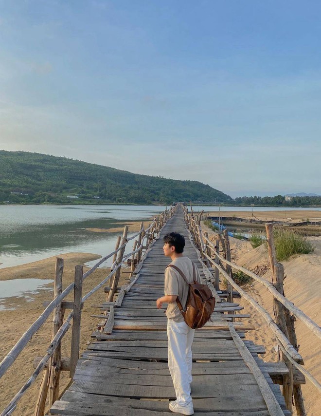 Cây cầu gỗ vượt sông dài nhất Việt Nam: Đi mãi không thấy bờ, ai cứng tay lái lắm mới dám chạy hết được!- Ảnh 13.