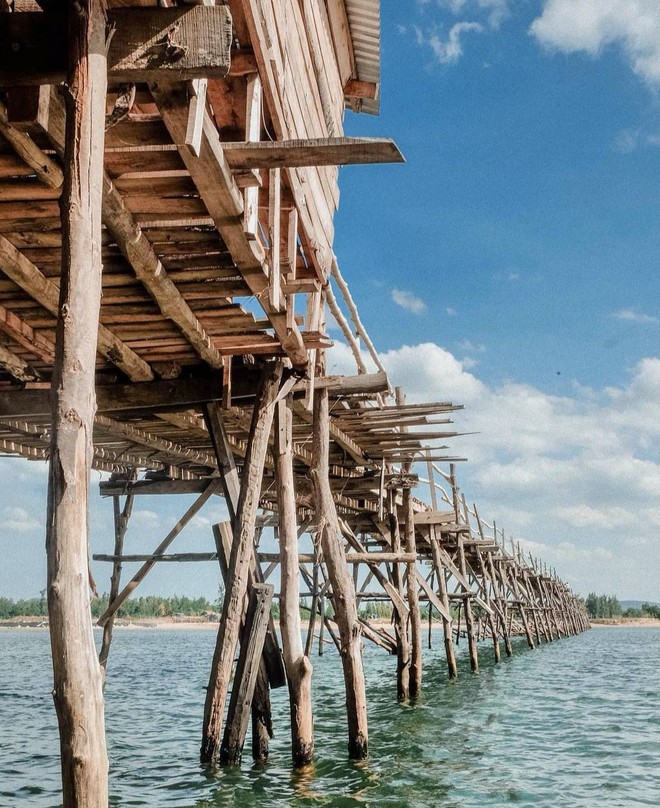 Cây cầu gỗ vượt sông dài nhất Việt Nam: Đi mãi không thấy bờ, ai cứng tay lái lắm mới dám chạy hết được!- Ảnh 12.