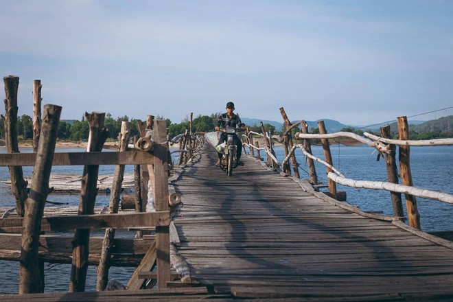Cây cầu gỗ vượt sông dài nhất Việt Nam: Đi mãi không thấy bờ, ai cứng tay lái lắm mới dám chạy hết được!- Ảnh 7.