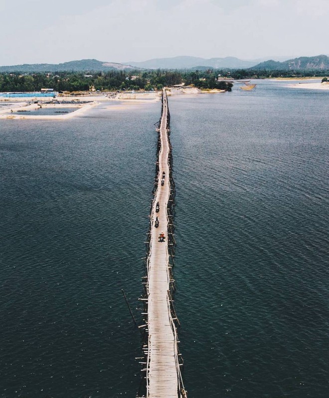 Cây cầu gỗ vượt sông dài nhất Việt Nam: Đi mãi không thấy bờ, ai cứng tay lái lắm mới dám chạy hết được!- Ảnh 2.