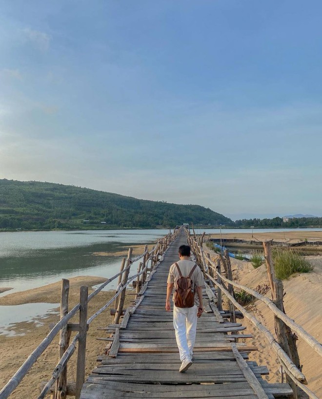 Cây cầu gỗ vượt sông dài nhất Việt Nam: Đi mãi không thấy bờ, ai cứng tay lái lắm mới dám chạy hết được!- Ảnh 14.