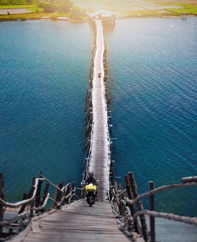 Cây cầu gỗ vượt sông dài nhất Việt Nam: Đi mãi không thấy bờ, ai cứng tay lái lắm mới dám chạy hết được!- Ảnh 1.