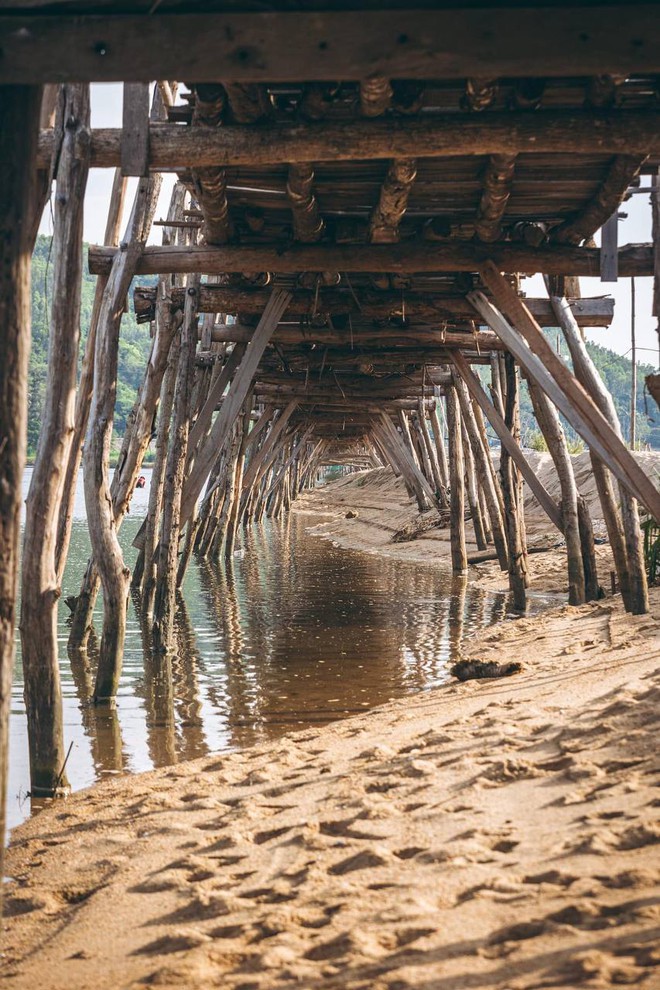 Cây cầu gỗ vượt sông dài nhất Việt Nam: Đi mãi không thấy bờ, ai cứng tay lái lắm mới dám chạy hết được!- Ảnh 11.