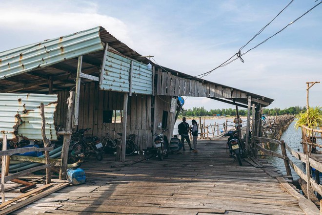 Cây cầu gỗ vượt sông dài nhất Việt Nam: Đi mãi không thấy bờ, ai cứng tay lái lắm mới dám chạy hết được!- Ảnh 9.