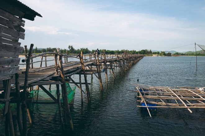 Cây cầu gỗ vượt sông dài nhất Việt Nam: Đi mãi không thấy bờ, ai cứng tay lái lắm mới dám chạy hết được!- Ảnh 10.