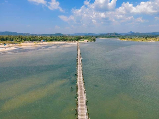 Cây cầu gỗ vượt sông dài nhất Việt Nam: Đi mãi không thấy bờ, ai cứng tay lái lắm mới dám chạy hết được!- Ảnh 5.