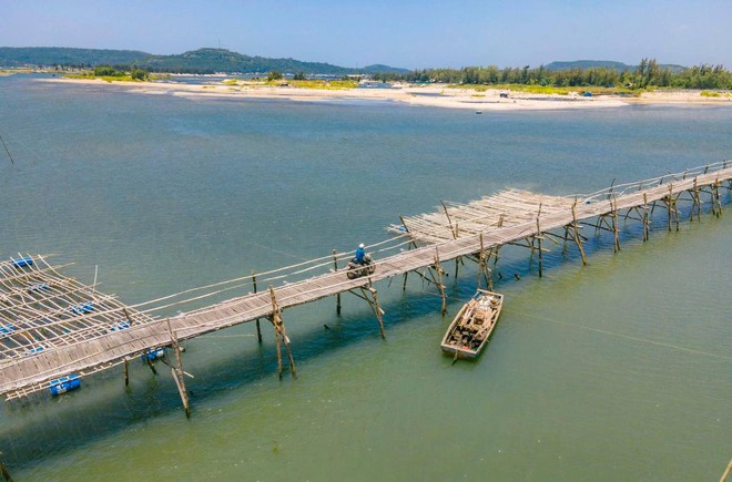 Cây cầu gỗ vượt sông dài nhất Việt Nam: Đi mãi không thấy bờ, ai cứng tay lái lắm mới dám chạy hết được!- Ảnh 6.
