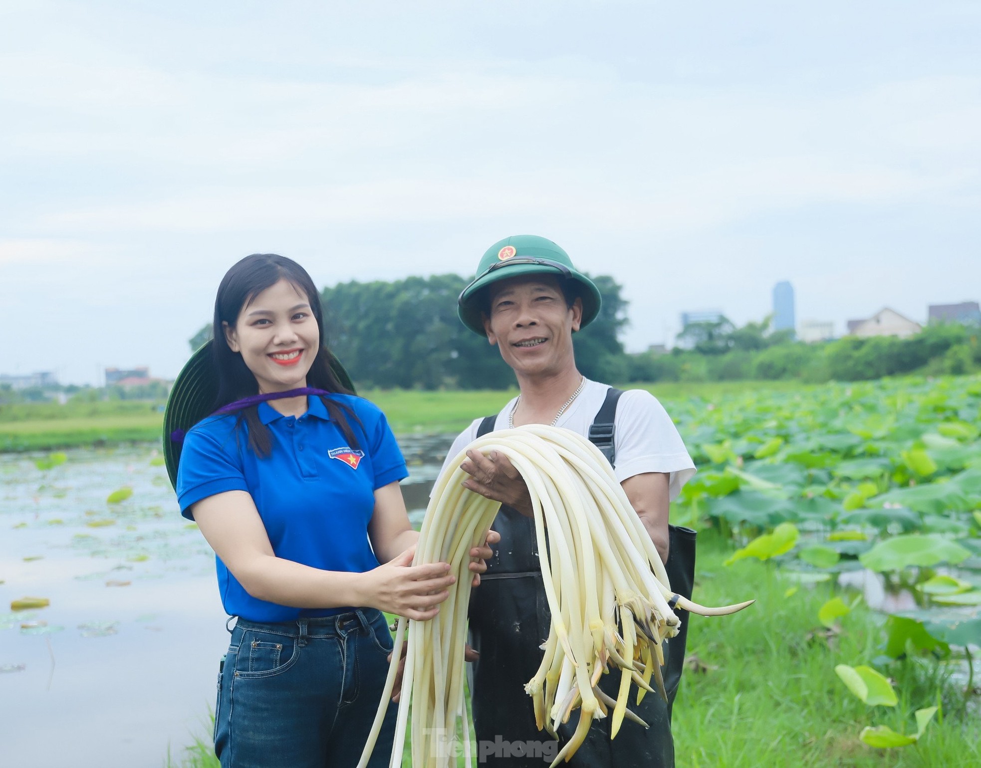 Lội bùn lấy ngó sen, nông dân kiếm bộn tiền- Ảnh 8.