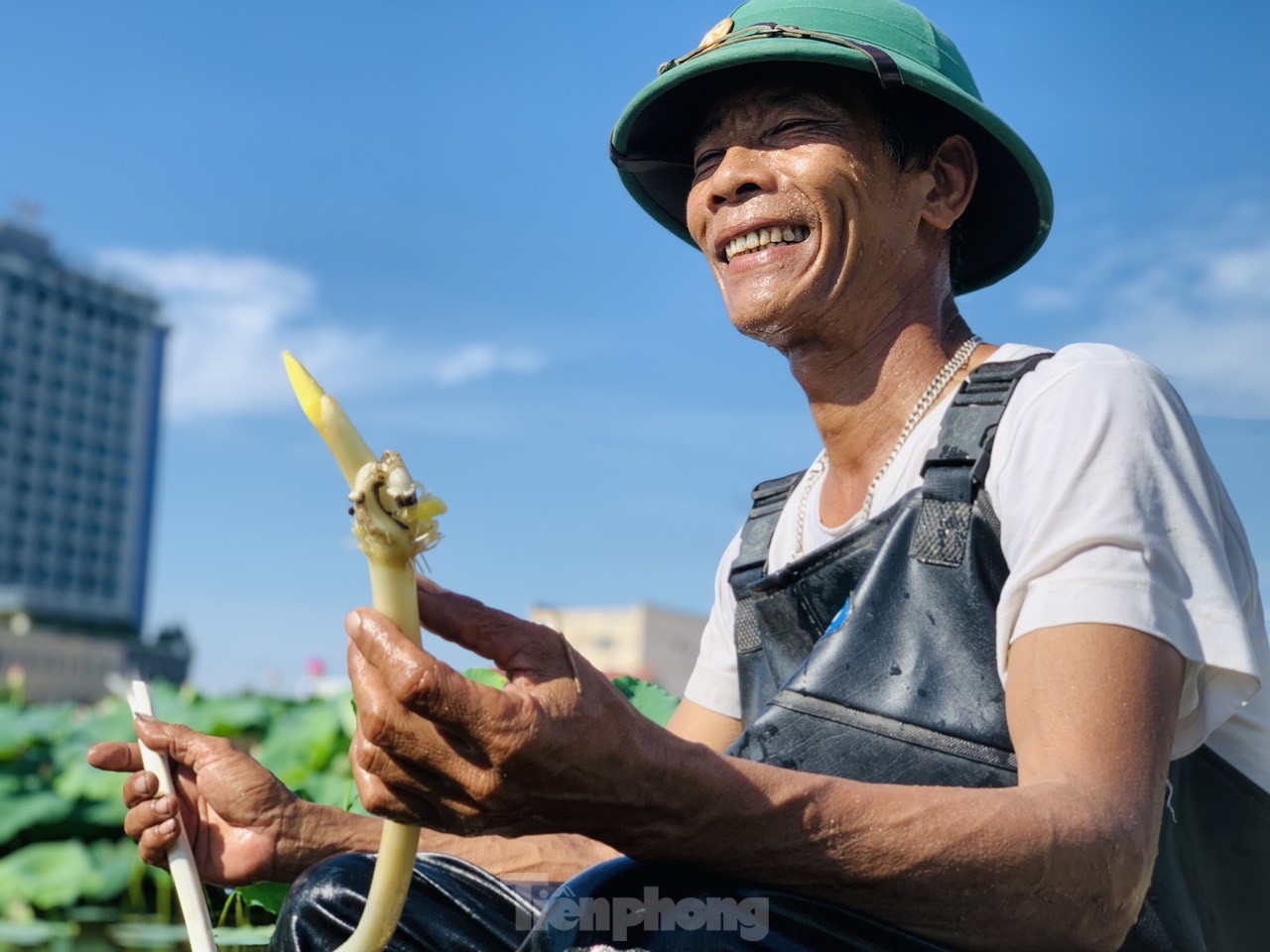 Lội bùn lấy ngó sen, nông dân kiếm bộn tiền- Ảnh 5.