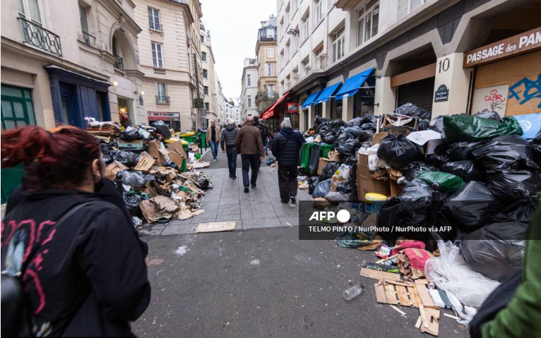 Paris có nguy cơ ngập rác trong kỳ Thế vận hội do công nhân thu gom đình công- Ảnh 1.