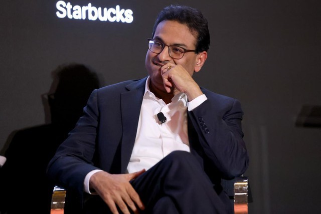 Bi hài Starbucks: Giảm doanh số lần đầu tiên kể từ năm 2020, thương hiệu cà phê 100.000 đồng đổ lỗi tại... 'quá đông nên khách bỏ về' còn CEO thì bị người tiền nhiệm ‘đưa vào thế bí’- Ảnh 1.