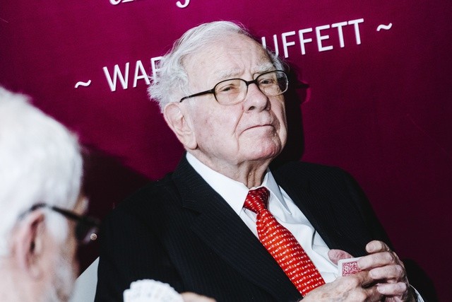 Đến Warren Buffett cũng có lúc 'sẩy chân': Từng tự tin mua cổ phiếu Apple, thậm chí muốn sở hữu 100% 'nhà Táo' nhưng giờ đang đối mặt với tương lai không chắc chắn- Ảnh 1.