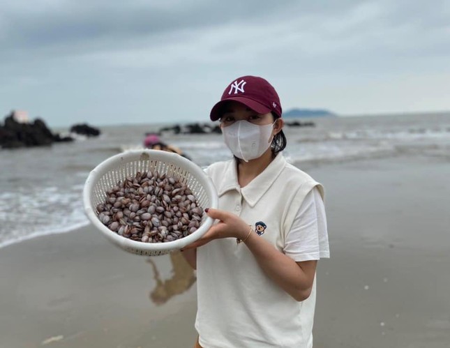 'Lộc biển' dạt vào trắng bờ cát, người dân đua nhau nhặt về ăn- Ảnh 6.