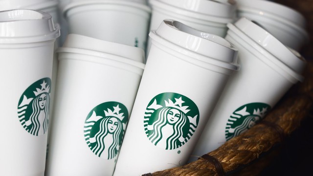 Bi hài Starbucks: Giảm doanh số lần đầu tiên kể từ năm 2020, thương hiệu cà phê 100.000 đồng đổ lỗi tại... 'quá đông nên khách bỏ về' còn CEO thì bị người tiền nhiệm ‘đưa vào thế bí’- Ảnh 4.