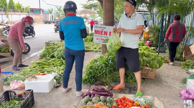 Anh Minh Râu bán hàng ế ẩm vẫn đều đặn tặng rau miễn phí, vừa lĩnh tiền từ YouTube vội làm ngay một việc- Ảnh 5.