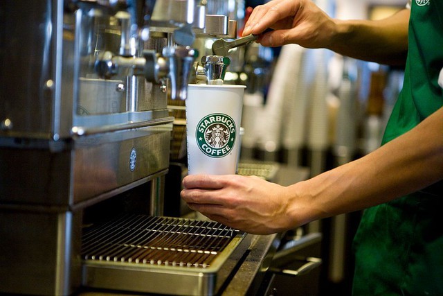 Bi hài Starbucks: Giảm doanh số lần đầu tiên kể từ năm 2020, thương hiệu cà phê 100.000 đồng đổ lỗi tại... 'quá đông nên khách bỏ về' còn CEO thì bị người tiền nhiệm ‘đưa vào thế bí’- Ảnh 2.