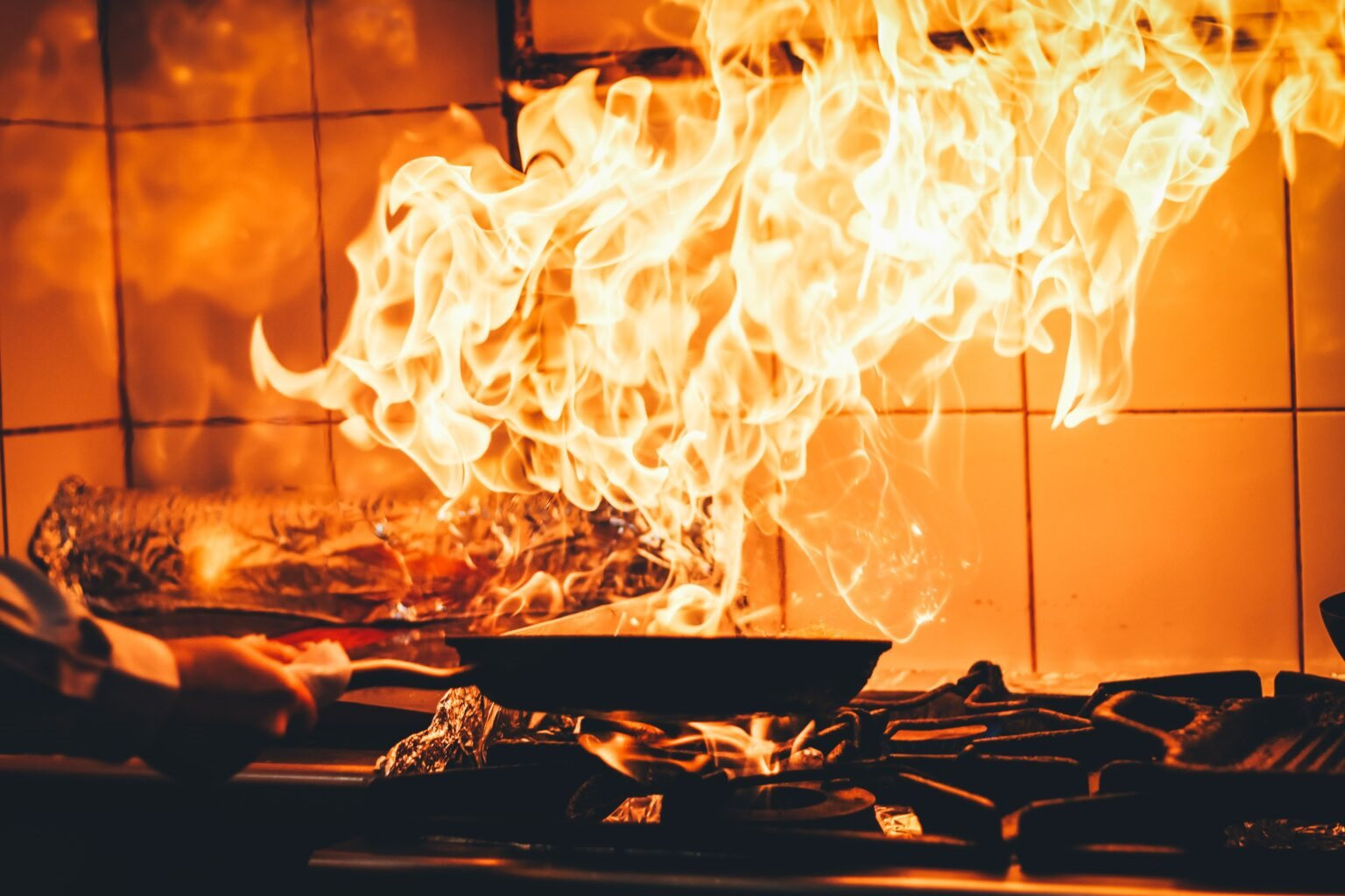6 việc gần như ai cũng làm trong bếp nhưng lại cực kì nguy hiểm, có thể gây cháy nổ- Ảnh 2.