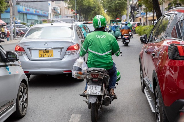 Tôi chẳng biết lấy gì mà ăn: Nhiều tài xế Grab, ShopeeFood lo sợ bị đuổi việc vì một lý do cay đắng- Ảnh 1.